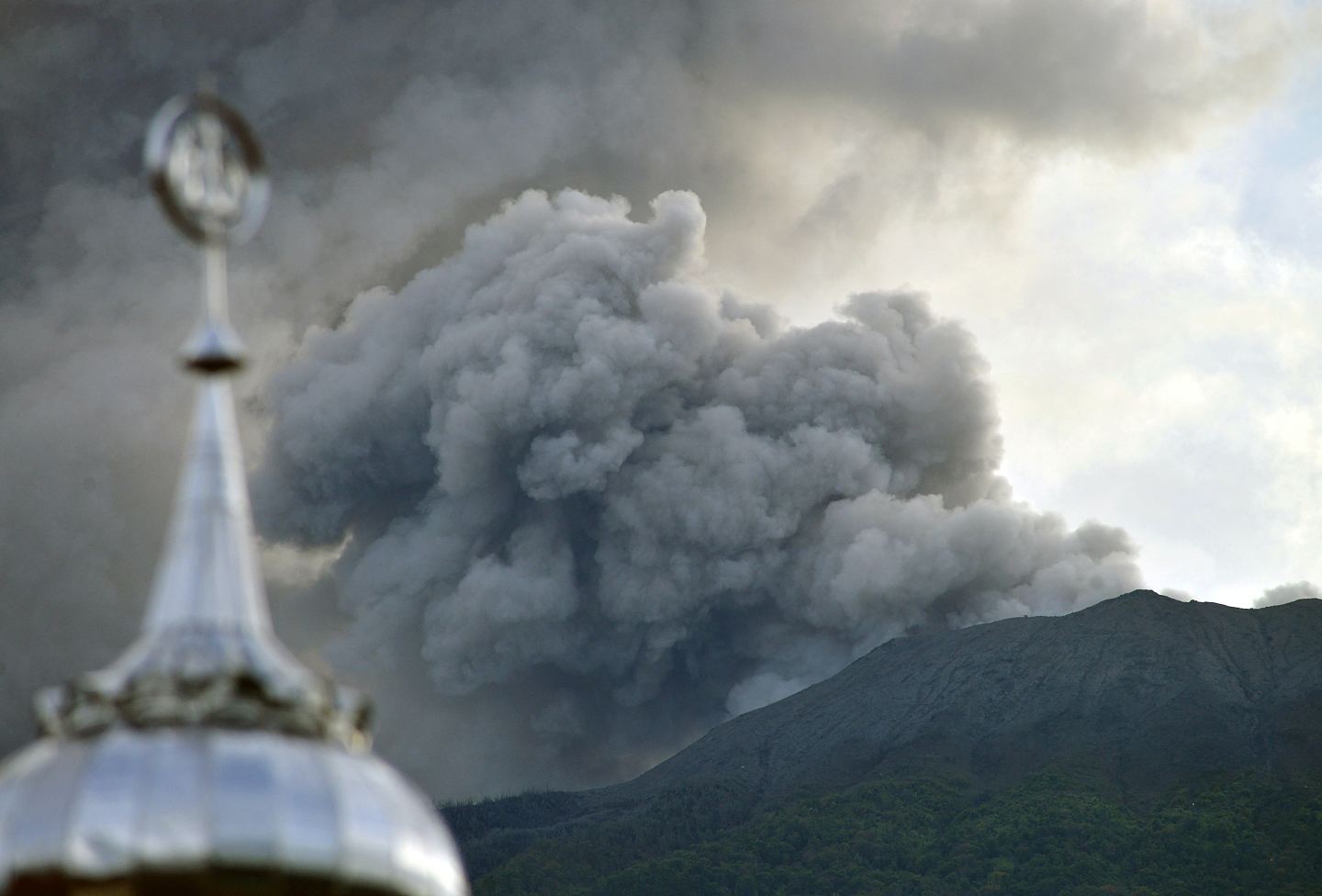 至少11人死亡！印尼火山爆发，登山客“满脸灰”，4日再喷发暂停搜救（组图） - 6