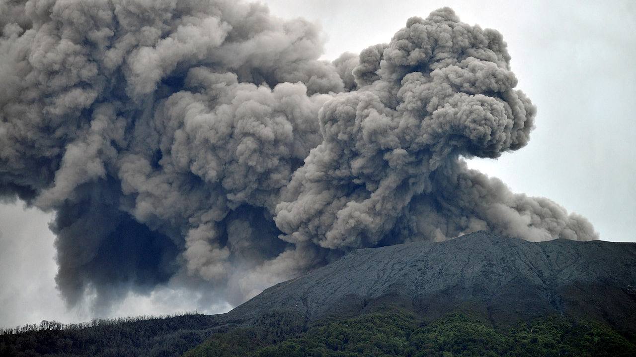 印尼火山爆发，至少11名登山者遇难，12人失踪（组图） - 1