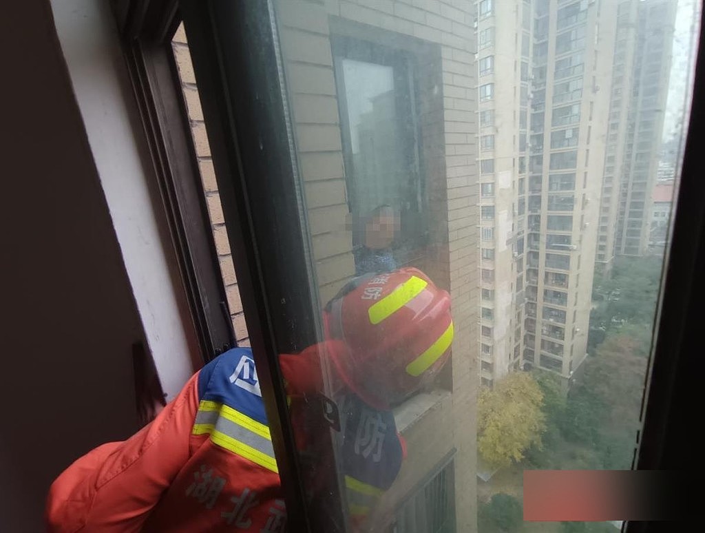 湖北66岁阿婆漏带锁匙！14楼试图爬窗却反困，悬空吊挂2小时（组图） - 8
