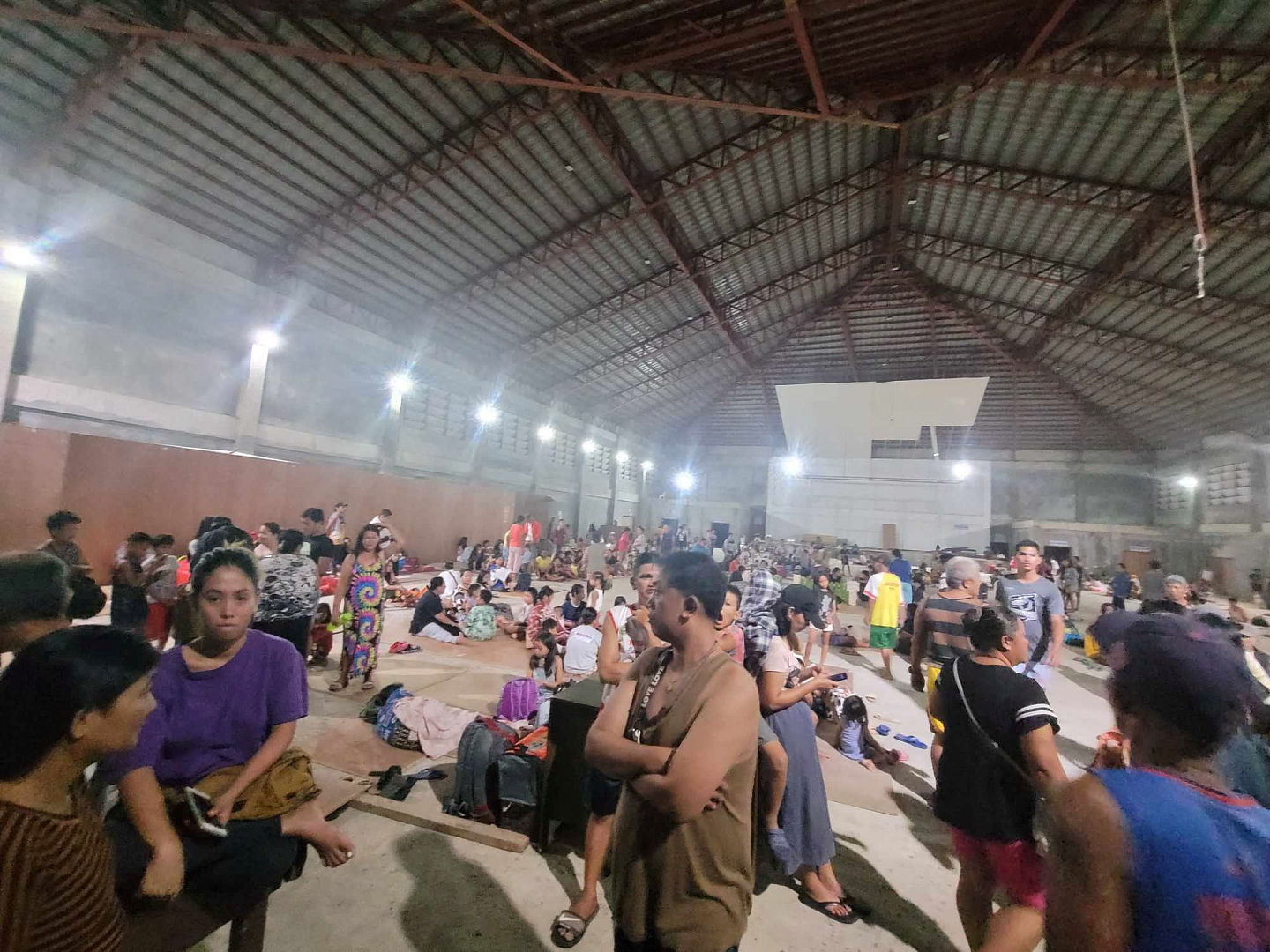强震3死！菲律宾爆1700起余震！10万人挤疏散中心不敢回家（组图） - 3