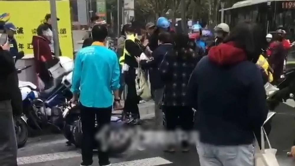 上海交警疑被捅伤！警方：男子骑车违规拒受罚，划伤警员当场被控制（组图） - 1