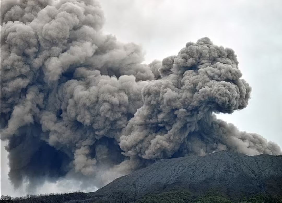 火山大爆发，11人当场死亡！少女不成人样！嘶声求救，火山灰冲上3千米高空（组图） - 1
