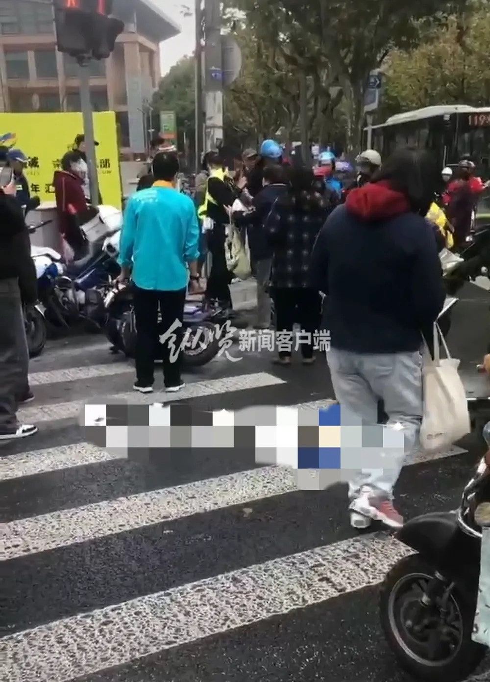 上海交警疑被捅伤！警方：男子骑车违规拒受罚，划伤警员当场被控制（组图） - 2