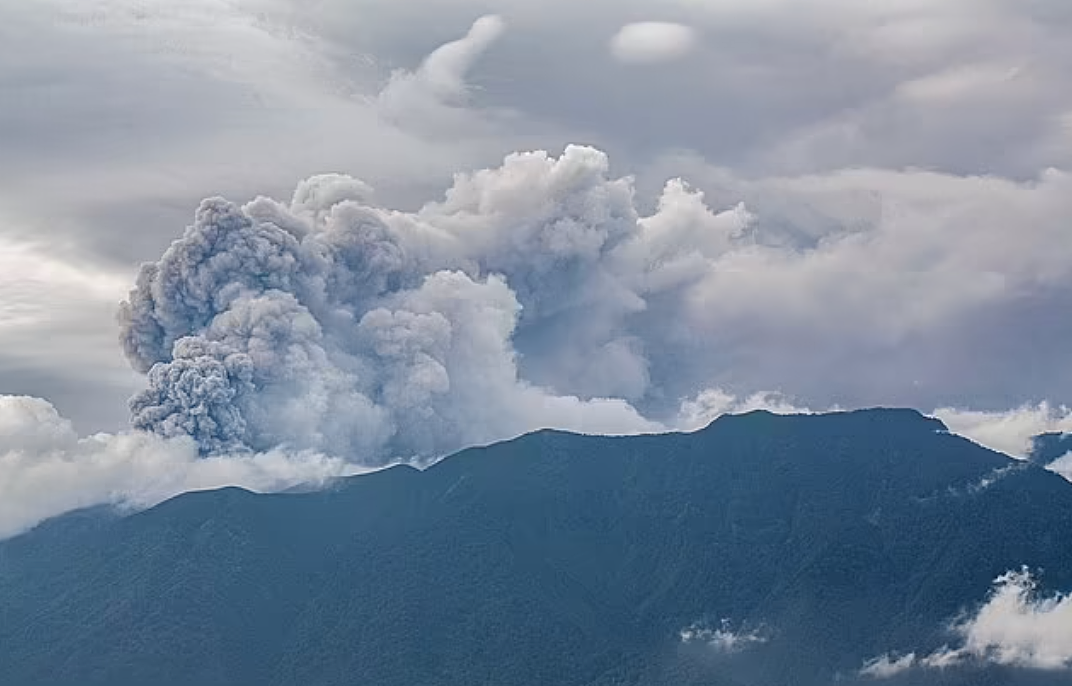 火山大爆发！多人当场丧生，3千米浓烟，成吨火山灰，前一天刚发生大地震（组图） - 2