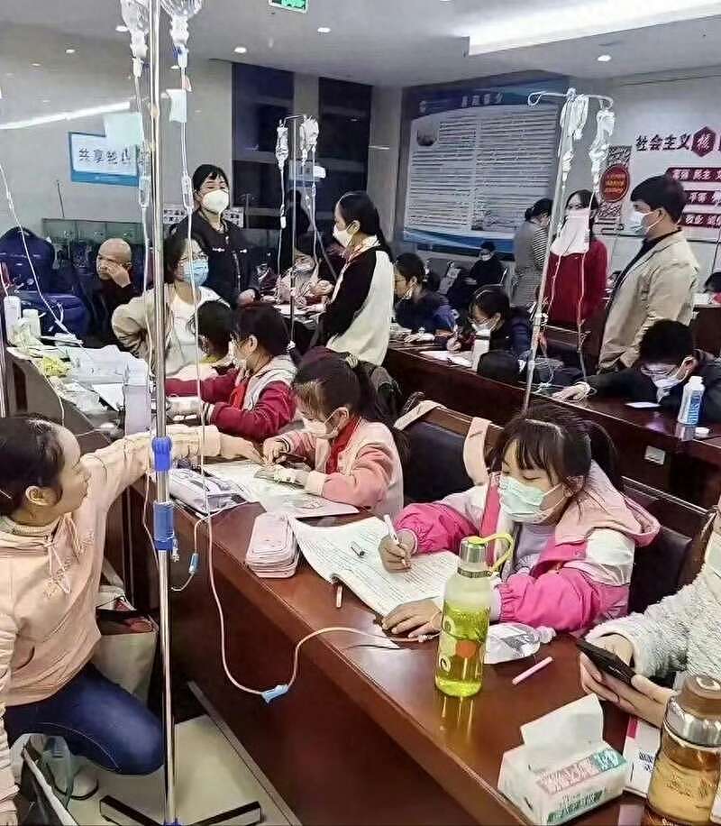 中国孩子医院边输液边写作业，老外震惊： AI生成吧（组图） - 1