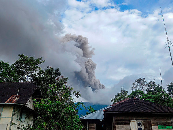 印尼火山爆发：死亡数上升至22人！喷出3000公尺灰柱（组图） - 1