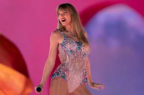 美国乐坛天后Taylor Swift膺《时代》风云人物！巡迴演唱生50亿美元经济效益（组图） - 2