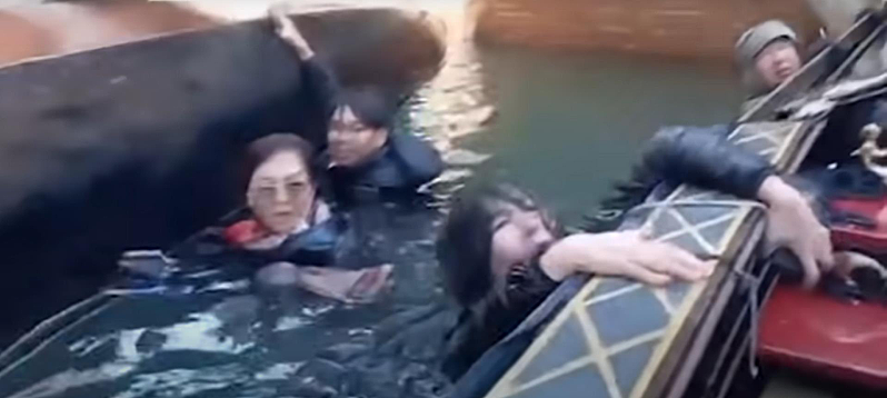 不听劝阻！中国旅客搭贡多拉船游威尼斯，“乱动拍照”害整船翻覆（图） - 1