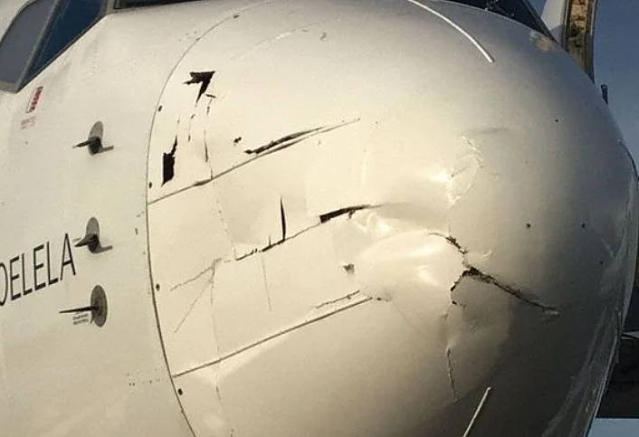 载216名乘客波音客机空中遇险！惊传爆炸巨响，机头被撞出大窟窿（组图） - 5