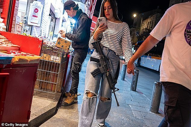 以色列女孩挎步枪约会！街头持枪者猛增，内塔尼亚胡鼓励，却引发担忧（组图） - 1