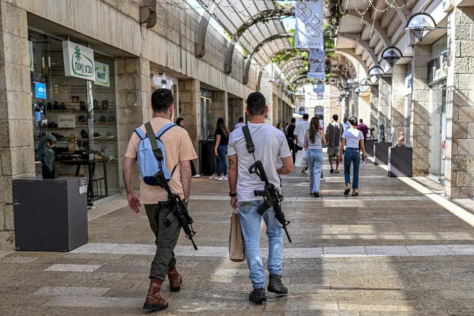 以色列女孩挎步枪约会！街头持枪者猛增，内塔尼亚胡鼓励，却引发担忧（组图） - 3