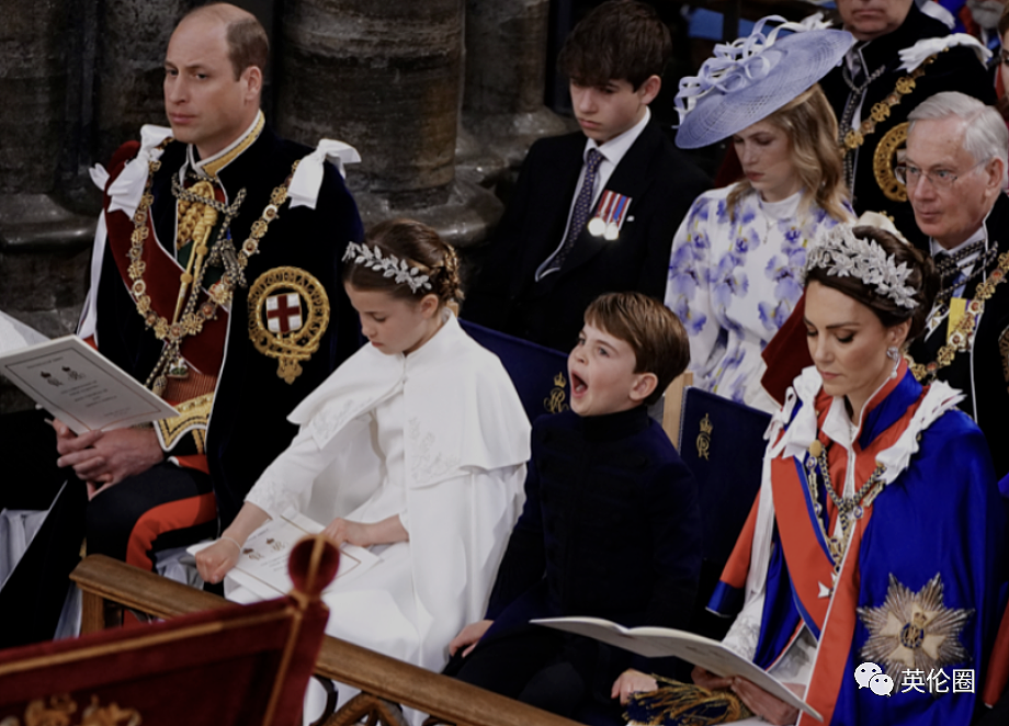 “王室三宝“出席圣诞颂歌仪式，凯特白裙惊艳全场，路易小王子可爱超标（组图） - 17