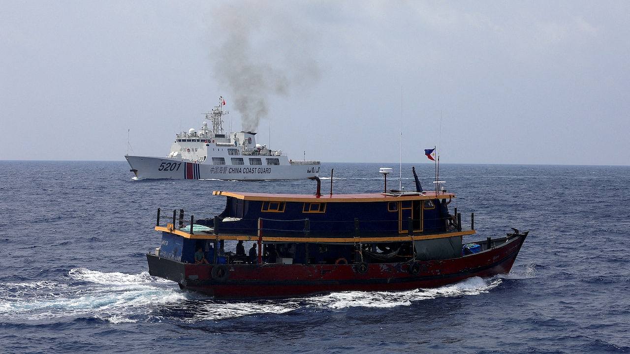 中国海警对3艘菲律宾渔业及公务船实施管控措施（图） - 1