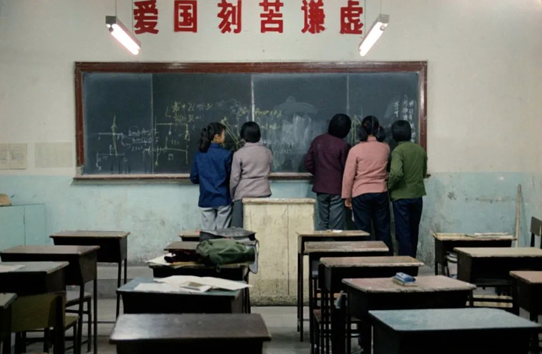 北大教授公布自杀学生父母职业分布，让我想起了那组40年前中国孩子偷拍照（组图） - 13