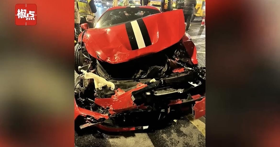 成都街头深夜发生撞车事故，红色法拉利车头损毁严重近乎报废（组图） - 2