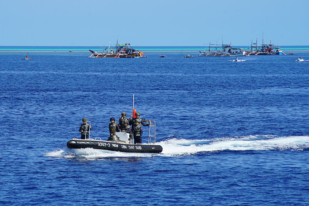 纽时：在菲律宾渔政船上直面中国海警水炮（组图） - 5