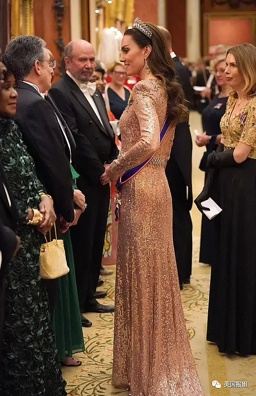 英王室喜迎圣诞，8岁夏洛特公主稳坐霸气C位！凯特穿“复仇裙”惊艳全场，狠狠打脸最新丑闻（组图） - 32