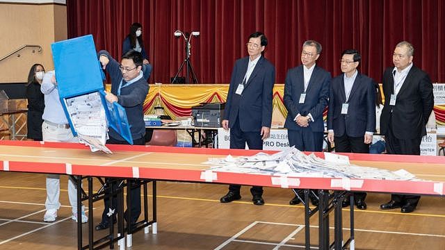 香港区议会选举2023：“整顿”后首次投票率史上最低！李家超下令彻查票站系统故障（组图） - 1