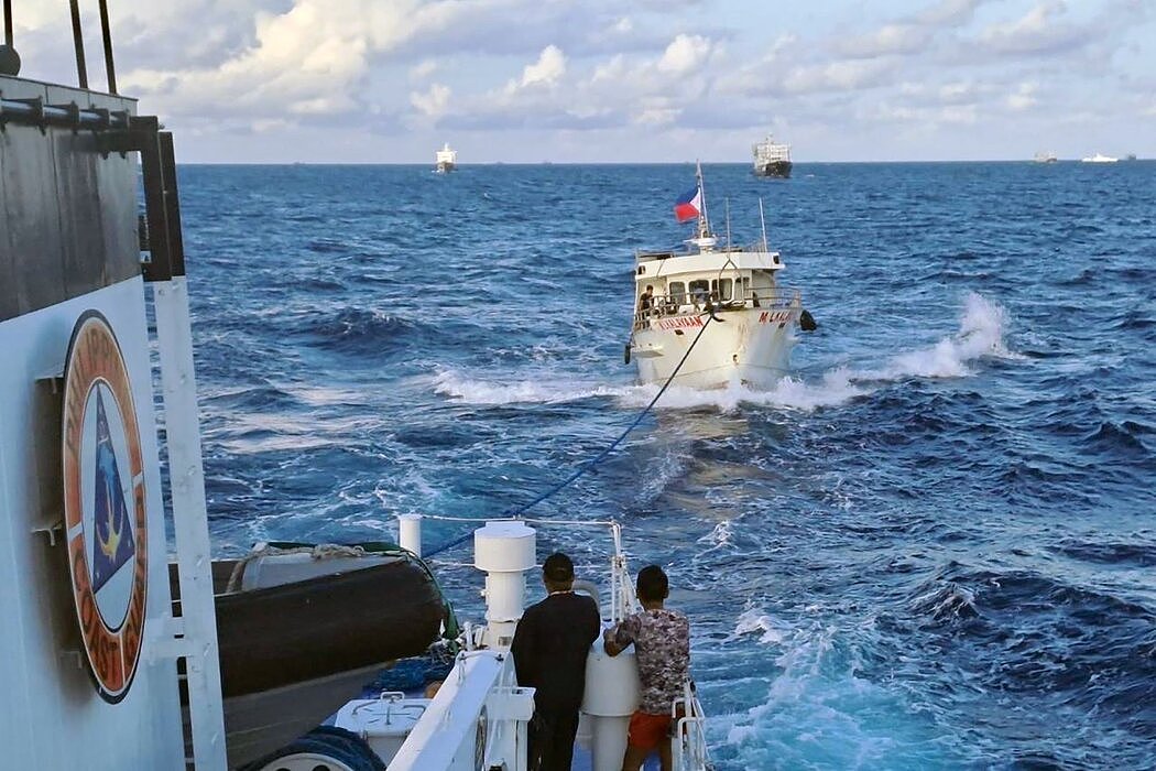 纽时：在菲律宾渔政船上直面中国海警水炮（组图） - 4