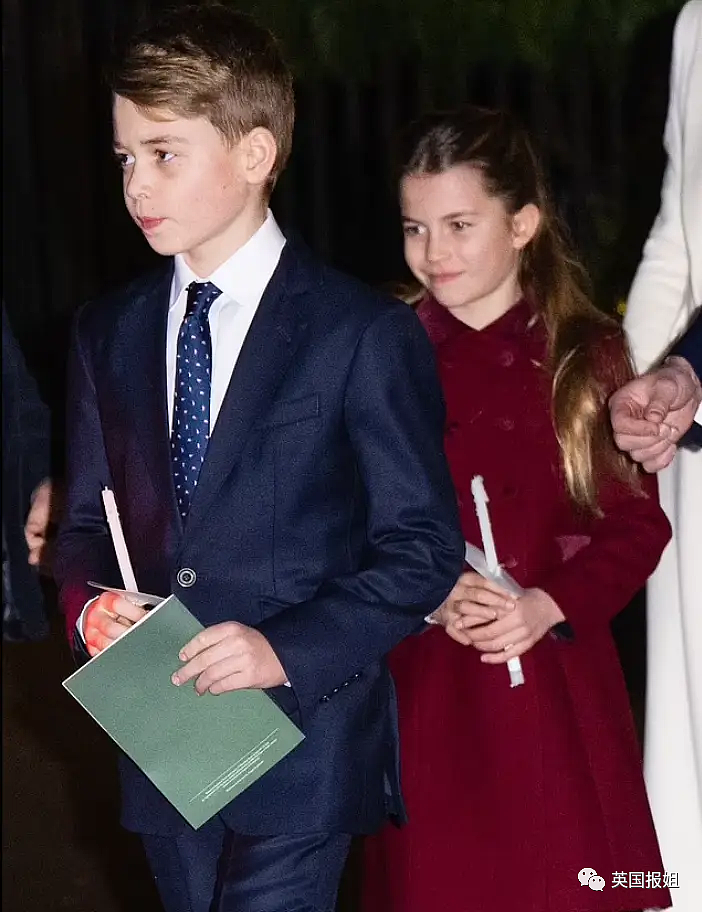 英王室喜迎圣诞，8岁夏洛特公主稳坐霸气C位！凯特穿“复仇裙”惊艳全场，狠狠打脸最新丑闻（组图） - 15