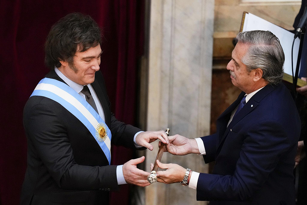 阿根廷总统米莱就职首日签署法令，内阁由18个部被砍至9个（组图） - 3