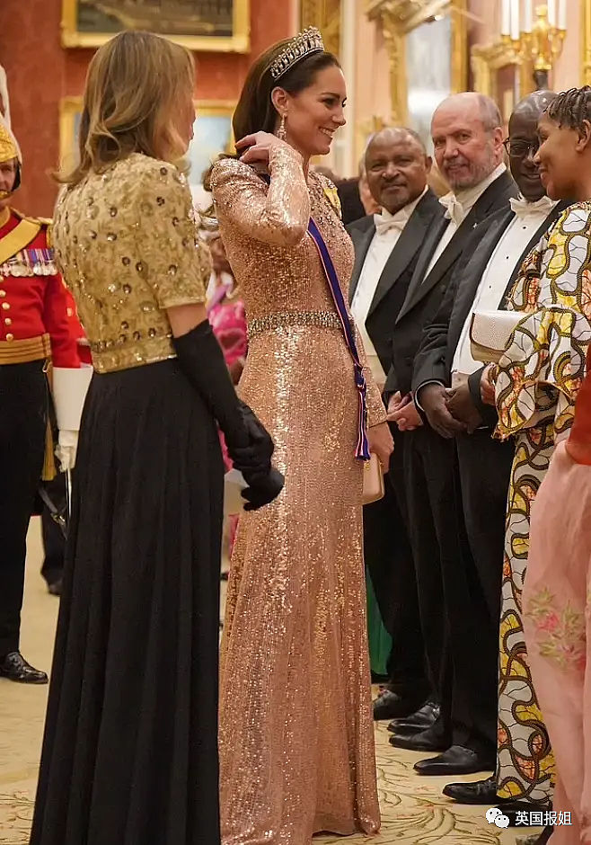 英王室喜迎圣诞，8岁夏洛特公主稳坐霸气C位！凯特穿“复仇裙”惊艳全场，狠狠打脸最新丑闻（组图） - 34