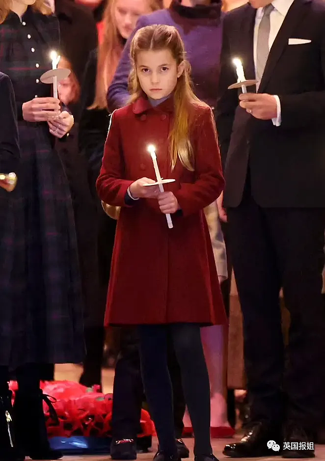 英王室喜迎圣诞，8岁夏洛特公主稳坐霸气C位！凯特穿“复仇裙”惊艳全场，狠狠打脸最新丑闻（组图） - 14