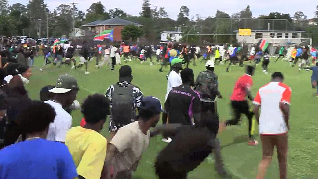 昆州社区足球赛发生“骚乱”，警方出动直升机疏散2000人！现场视频曝光（组图） - 2