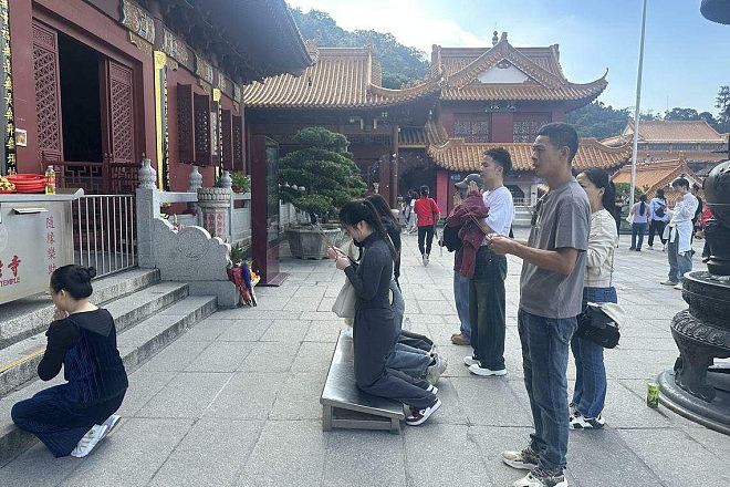“内卷”加剧，中国年轻人涌入寺庙做义工，求解脱（组图） - 1