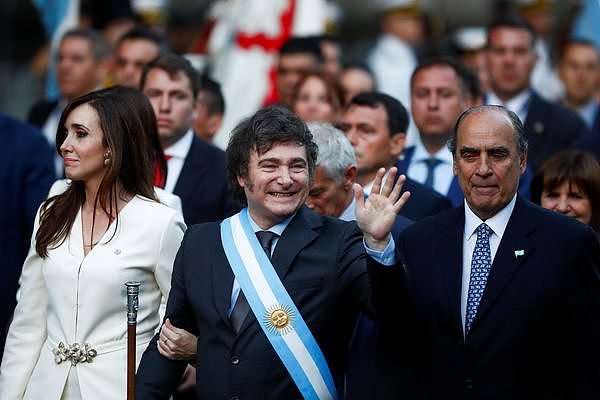 阿根廷新总统上任2天！经济“休克疗法”让披索一次贬值54%（组图） - 3