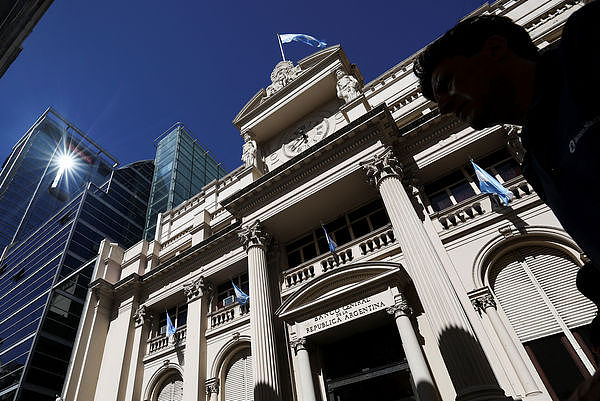 阿根廷新总统上任2天！经济“休克疗法”让披索一次贬值54%（组图） - 4