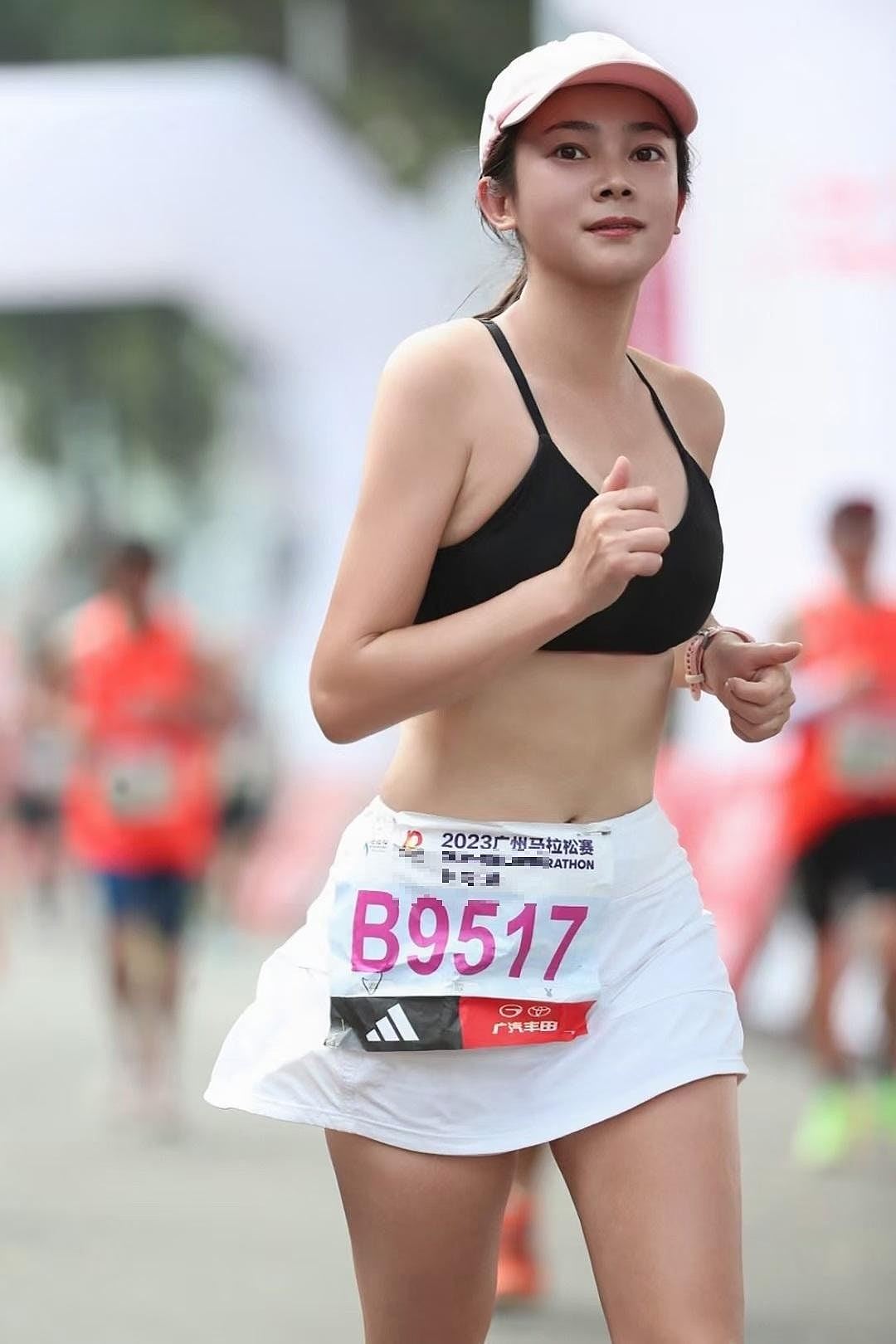 广州马拉松女跑手半途脱衣晒性感！网民踢爆为P图，真样吓窒全场（组图） - 4