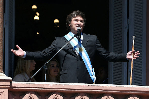 阿根廷新总统上任2天！经济“休克疗法”让披索一次贬值54%（组图） - 1