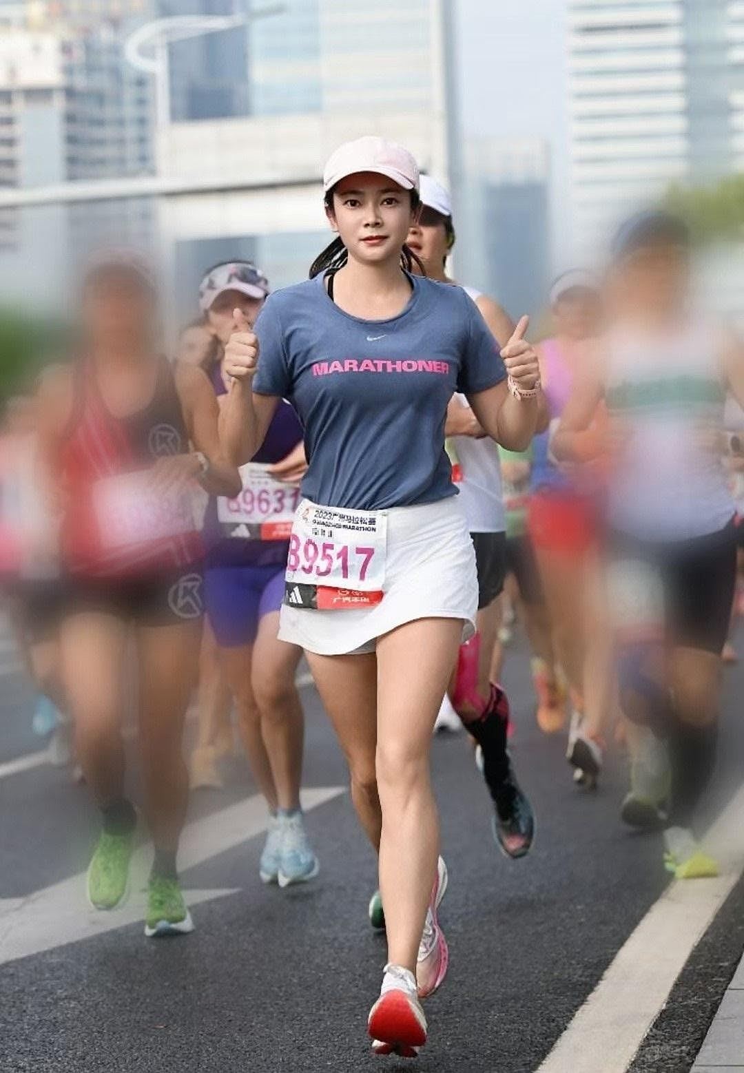 广州马拉松女跑手半途脱衣晒性感！网民踢爆为P图，真样吓窒全场（组图） - 3