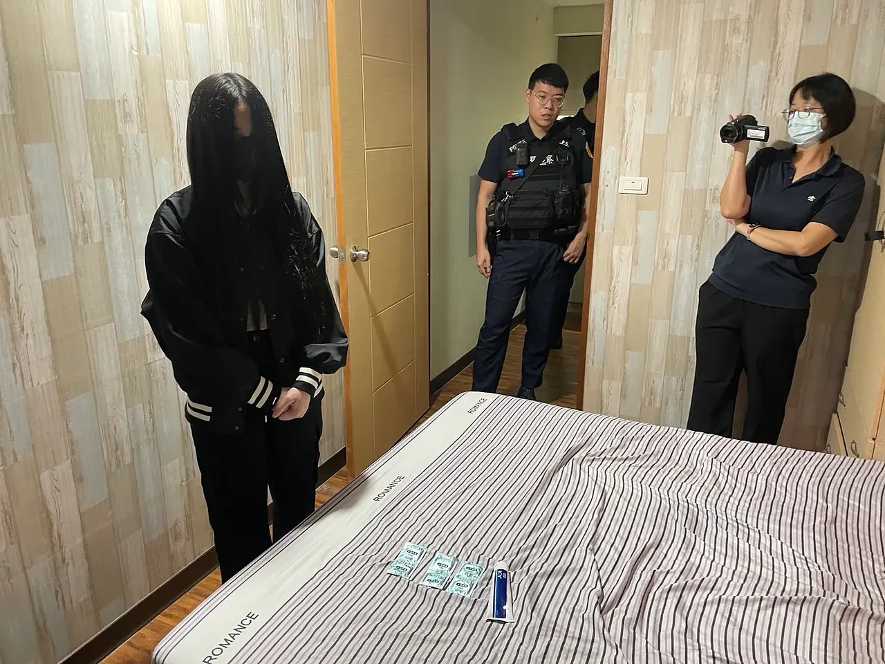 E奶“超骚小妖精”好夯！警方出任务恰碰“2人打架”逮人遣返！网民：哭哭（组图） - 5