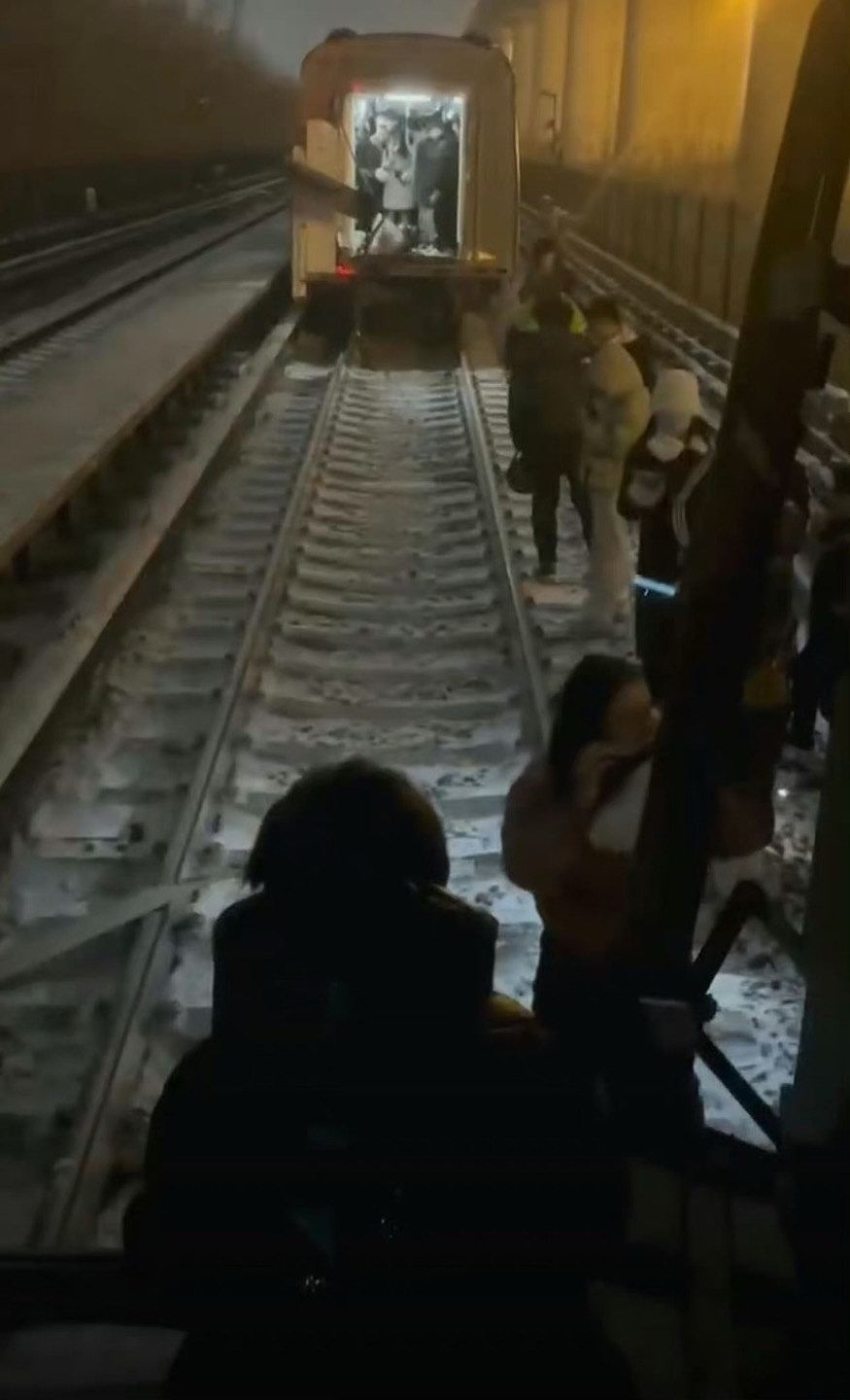 北京地铁车厢断裂！乘客：孕妇被压到骨折，事前列车“一停一停的”（组图） - 5