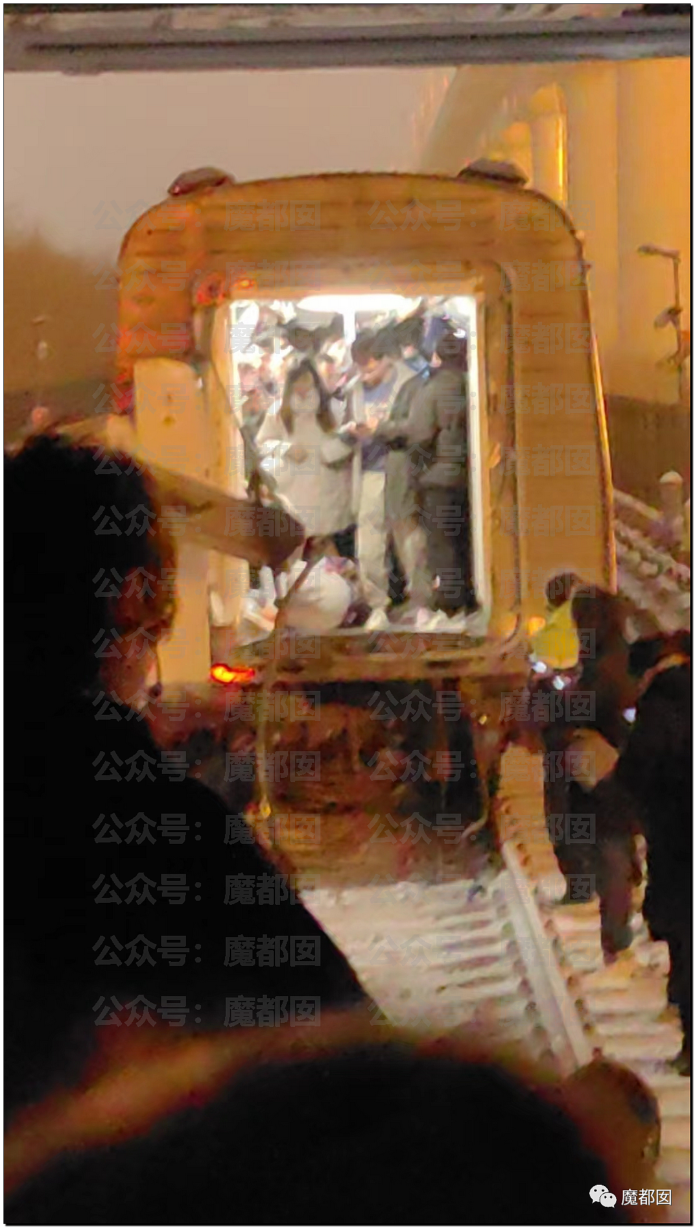 北京地铁发生严重追尾事故！515人受伤送医，102人骨折，被困乘客砸窗求生（视频/组图） - 14