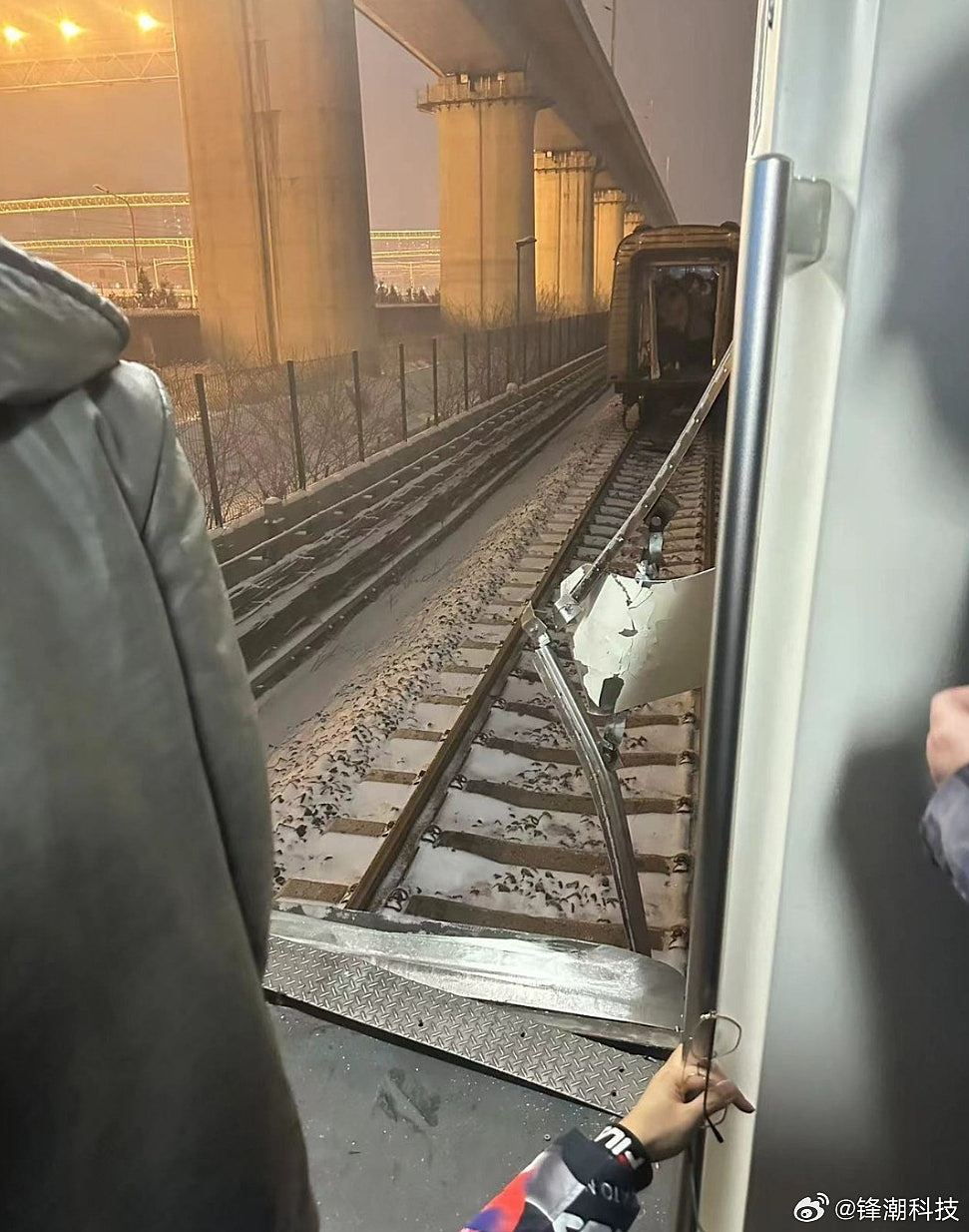 北京地铁车厢断裂！乘客：孕妇被压到骨折，事前列车“一停一停的”（组图） - 3