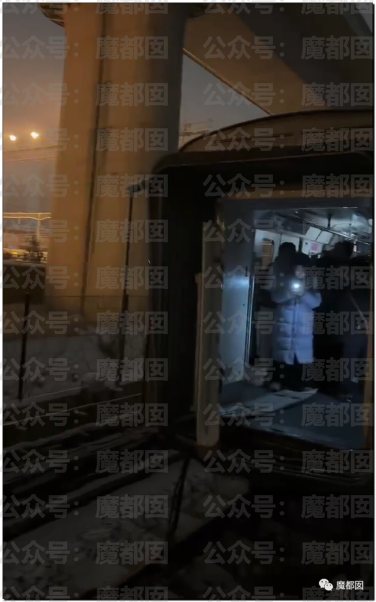 北京地铁发生严重追尾事故！515人受伤送医，102人骨折，被困乘客砸窗求生（视频/组图） - 21