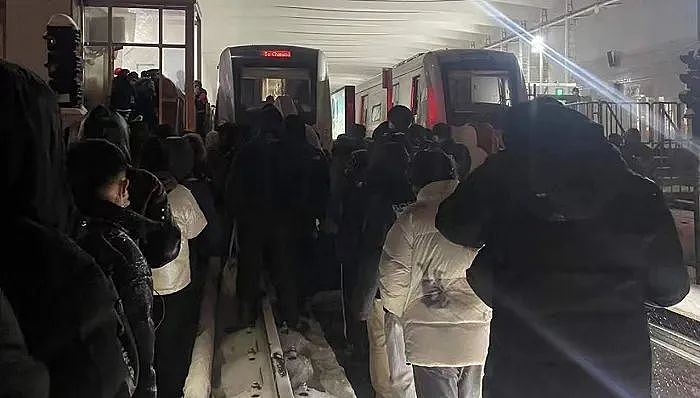 亲历者讲述：北京地铁昌平线事故的雪夜，乘客都经历了什么（组图） - 1