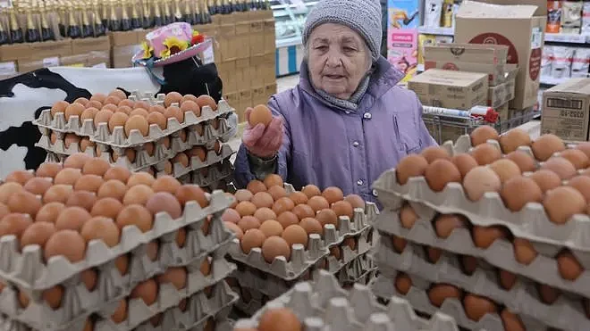 老太太视频连线普京：可怜可怜我们吧，鸡蛋价格太高了（组图） - 1