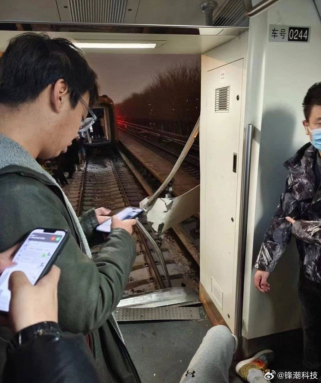 北京地铁车厢断裂！乘客：孕妇被压到骨折，事前列车“一停一停的”（组图） - 2