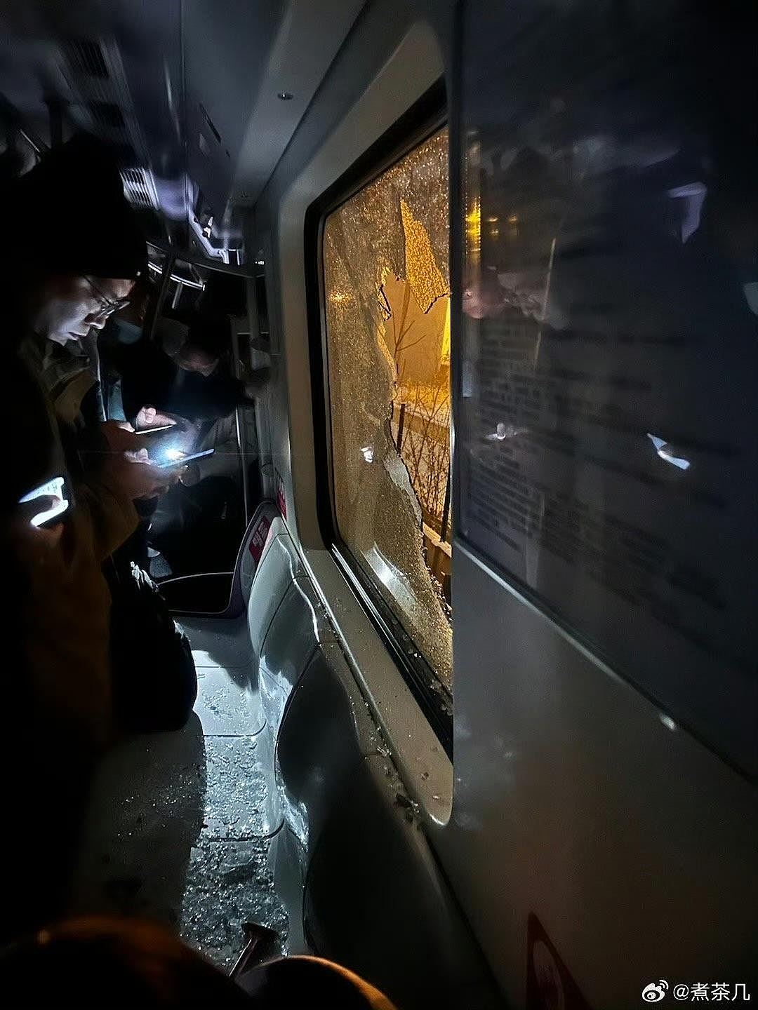 北京地铁车厢断裂！乘客：孕妇被压到骨折，事前列车“一停一停的”（组图） - 6