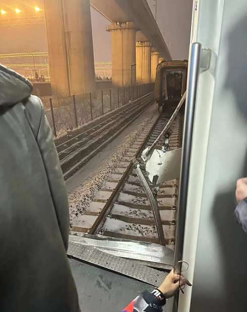 北京地铁两车厢分离！亲历乘客：站着的人都“飞了起来”（视频/组图） - 1