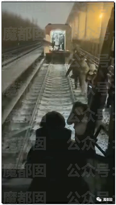 北京地铁发生严重追尾事故！515人受伤送医，102人骨折，被困乘客砸窗求生（视频/组图） - 23