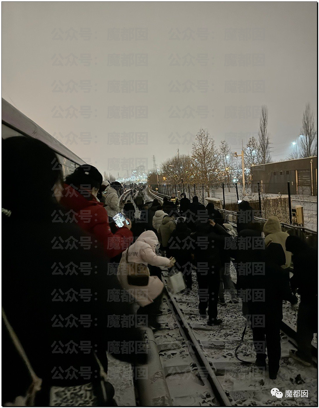 北京地铁发生严重追尾事故！515人受伤送医，102人骨折，被困乘客砸窗求生（视频/组图） - 64