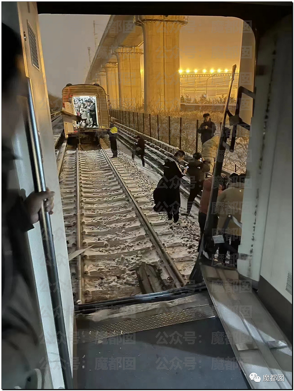 北京地铁发生严重追尾事故！515人受伤送医，102人骨折，被困乘客砸窗求生（视频/组图） - 22
