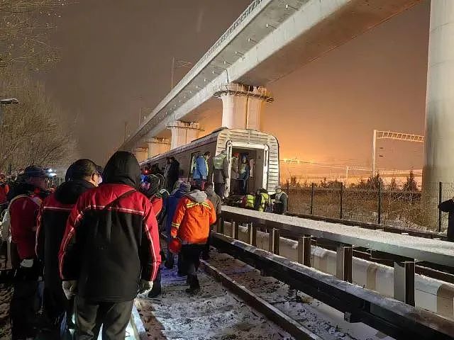北京地铁深夜道歉！30余人受伤，事故原因正在调查（组图） - 1