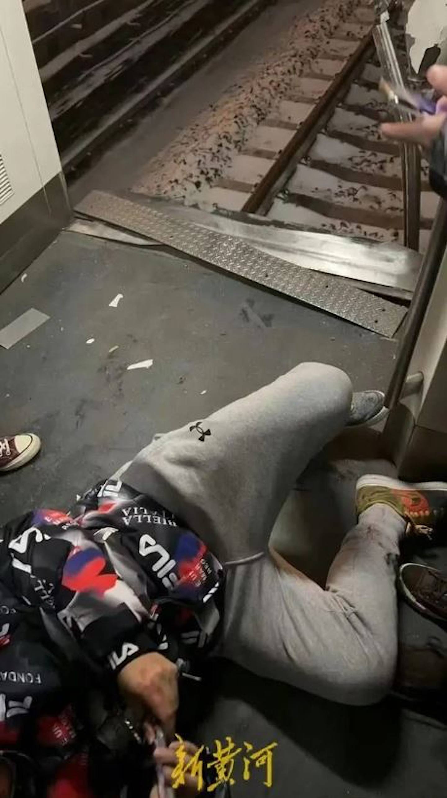 北京地铁昌平线事故致102人骨折，事故初步原因查明（组图） - 6