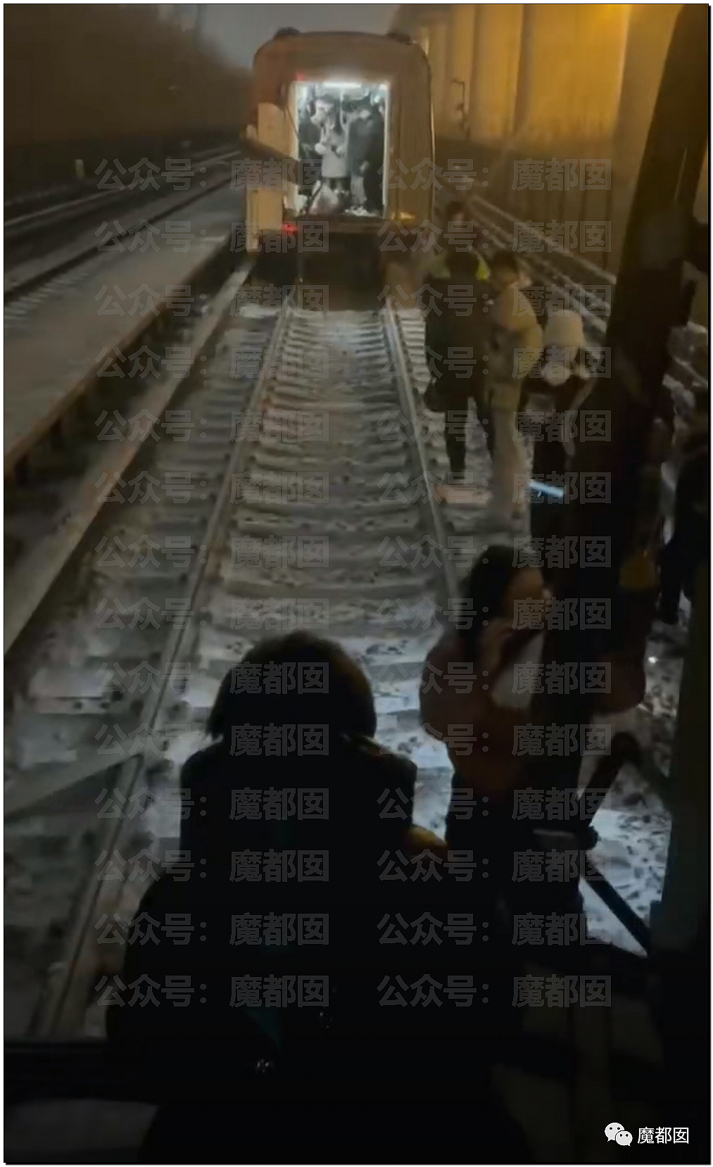 北京地铁发生严重追尾事故！515人受伤送医，102人骨折，被困乘客砸窗求生（视频/组图） - 18